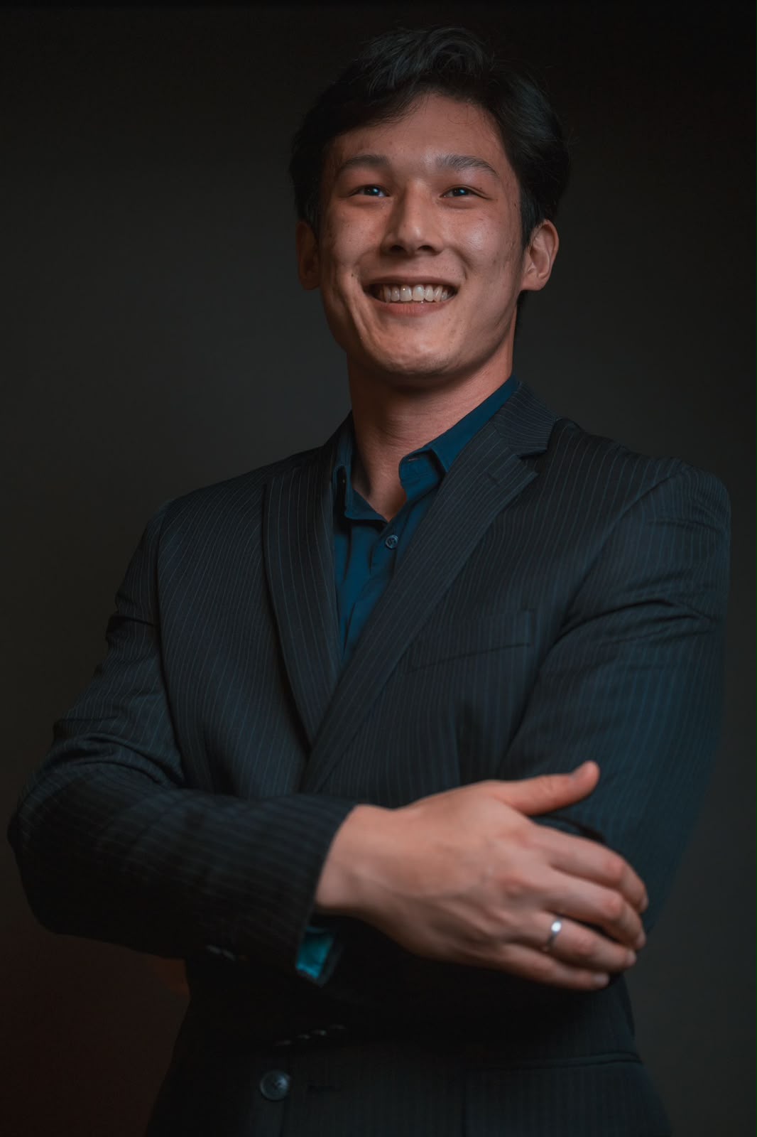 Henrique Jun, o Japa da IA, sorrindo de braços cruzados